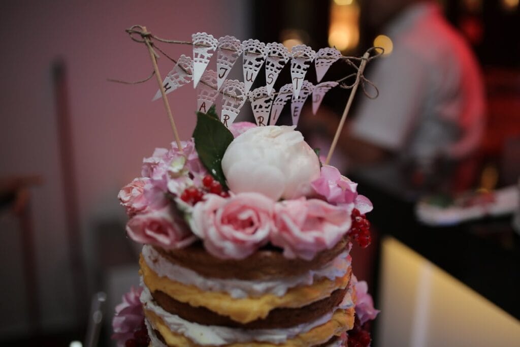 Wedding Cake Toppers: Adding a Personal Touch to Your Wedding Cake 2 Wedding Cake Toppers: Adding a Personal Touch to Your Wedding Cake 1